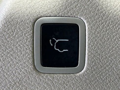 Used 2023 Chrysler Voyager LX FWD image 12