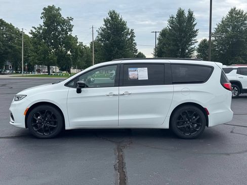 Used 2025 Chrysler Pacifica Limited FWD image 29