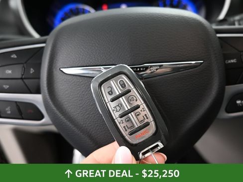 Used 2024 Chrysler Pacifica Touring-L FWD image 39