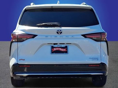 Used 2022 Toyota Sienna Platinum FWD image 5
