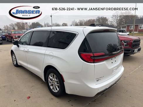 Used 2024 Chrysler Pacifica Touring-L image 4