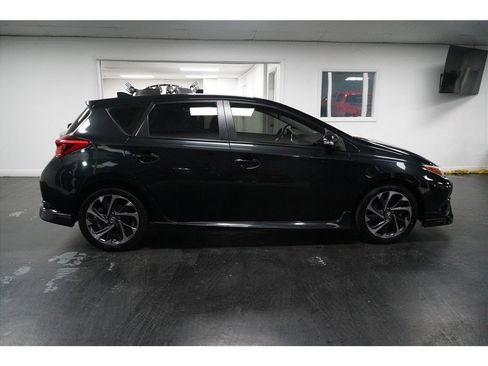 Used 2017 Toyota Corolla iM image 8