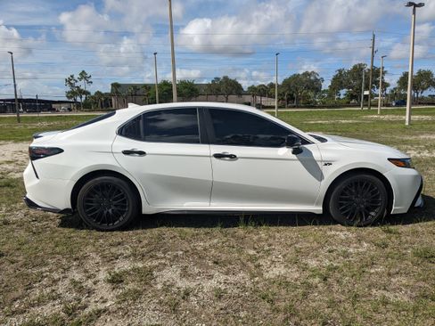 Used 2022 Toyota Camry SE image 3