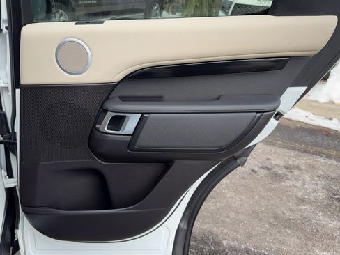 Used 2017 Land Rover Discovery SE image 15