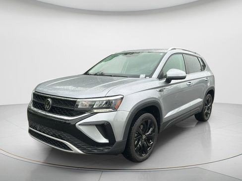 Used 2024 Volkswagen Taos SE image 1