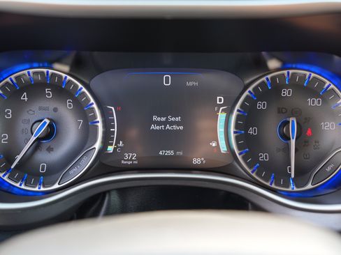 Used 2024 Chrysler Pacifica Touring-L FWD image 32