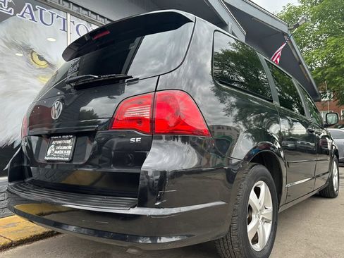 Used 2011 Volkswagen Routan SE FWD image 3