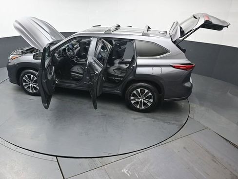 Certified 2021 Toyota Highlander XLE image 50