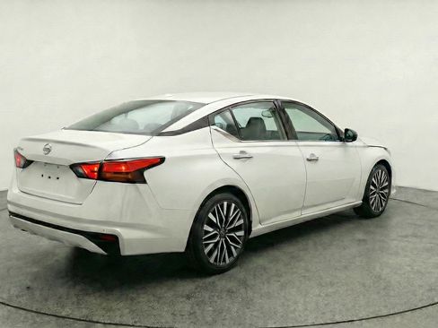 Used 2025 Nissan Altima 2.5 SV FWD image 9