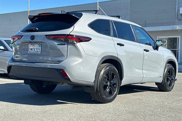 Used 2024 Toyota Highlander LE AWD/4WD image 3
