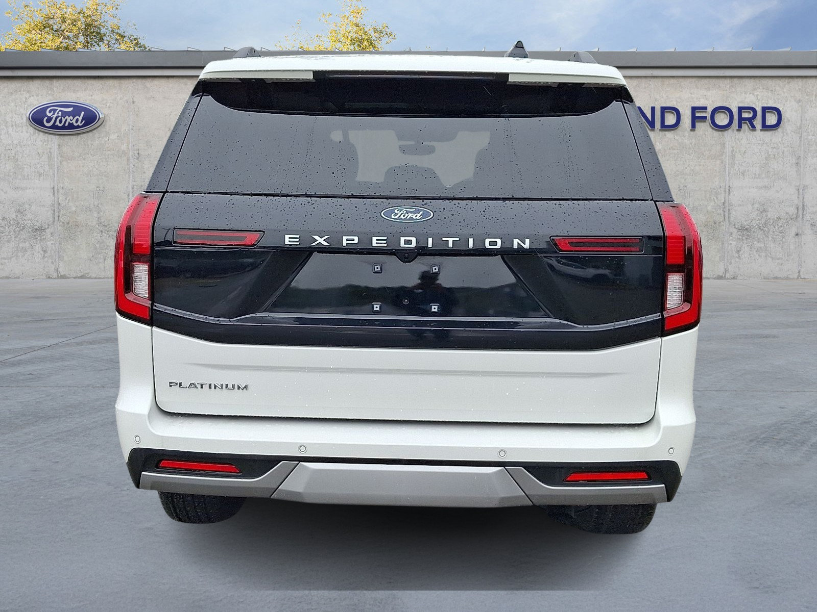 Used 2025 Ford Expedition Platinum w/ Driver's Package AWD/4WD image 5