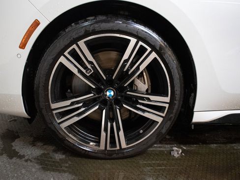 Certified 2023 BMW 760i xDrive w/ Luxury Rear Seating Package image 9