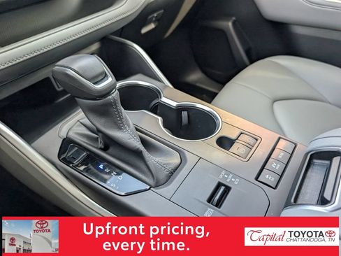 Used 2022 Toyota Highlander XLE AWD/4WD image 23