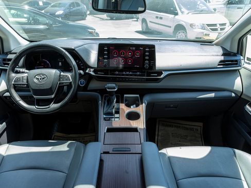 Used 2023 Toyota Sienna XLE FWD image 31