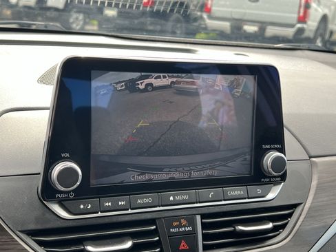 Used 2024 Nissan Altima 2.5 SV FWD image 19