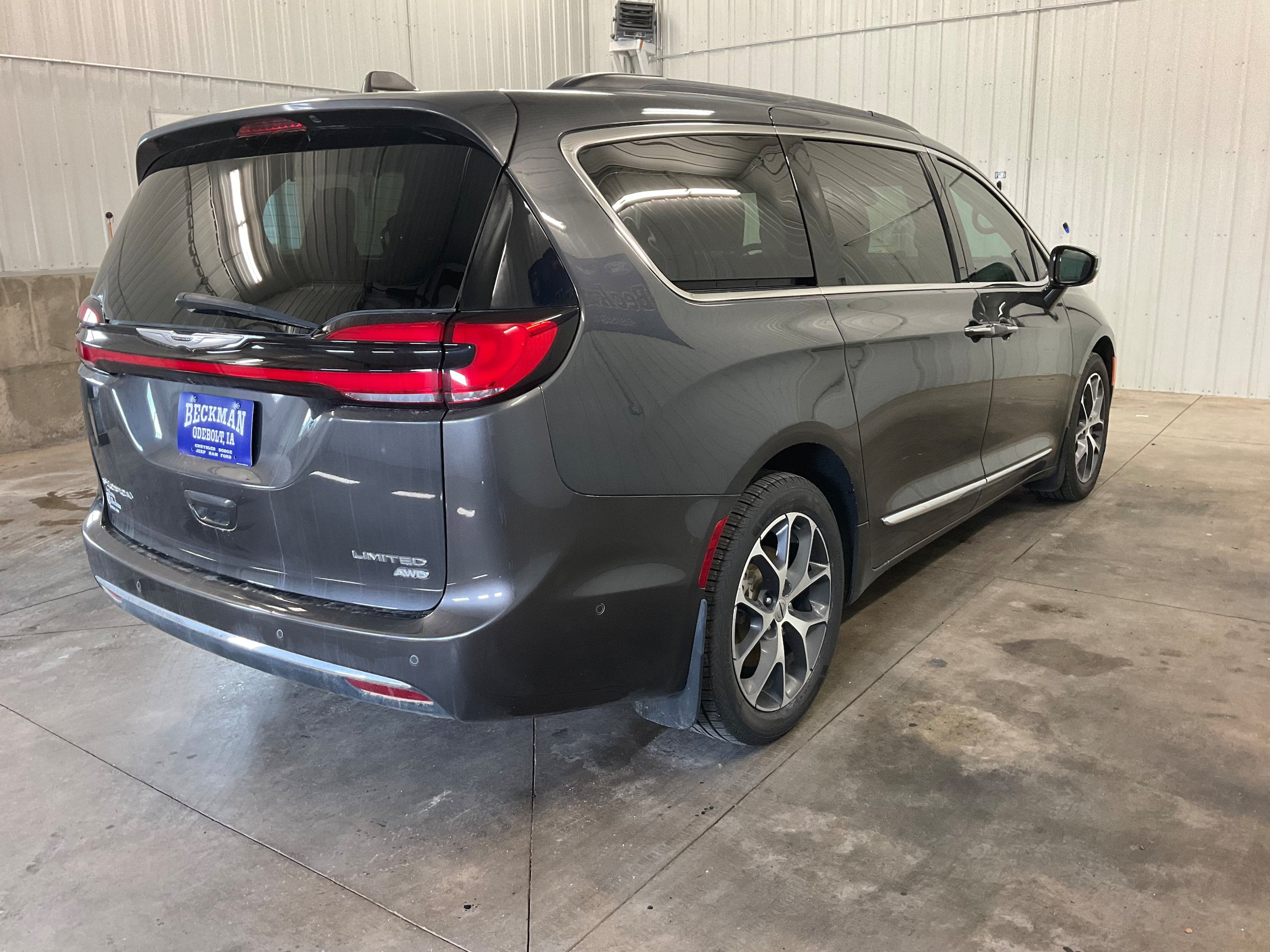 Used 2022 Chrysler Pacifica Limited AWD/4WD image 5