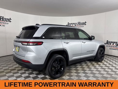 Used 2023 Jeep Grand Cherokee Laredo AWD/4WD image 5