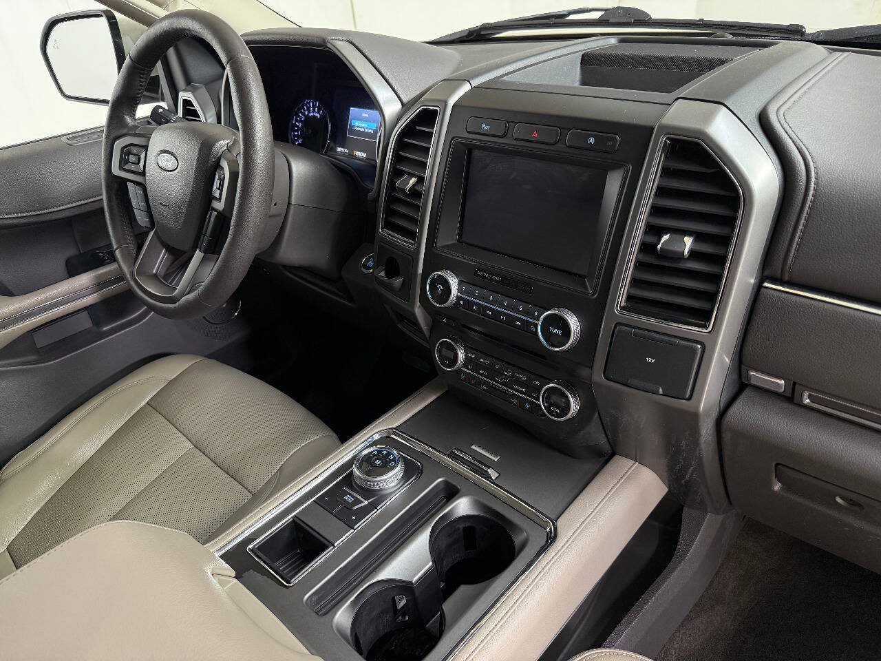Used 2018 Ford Expedition XLT w/ Equipment Group 202A RWD image 39