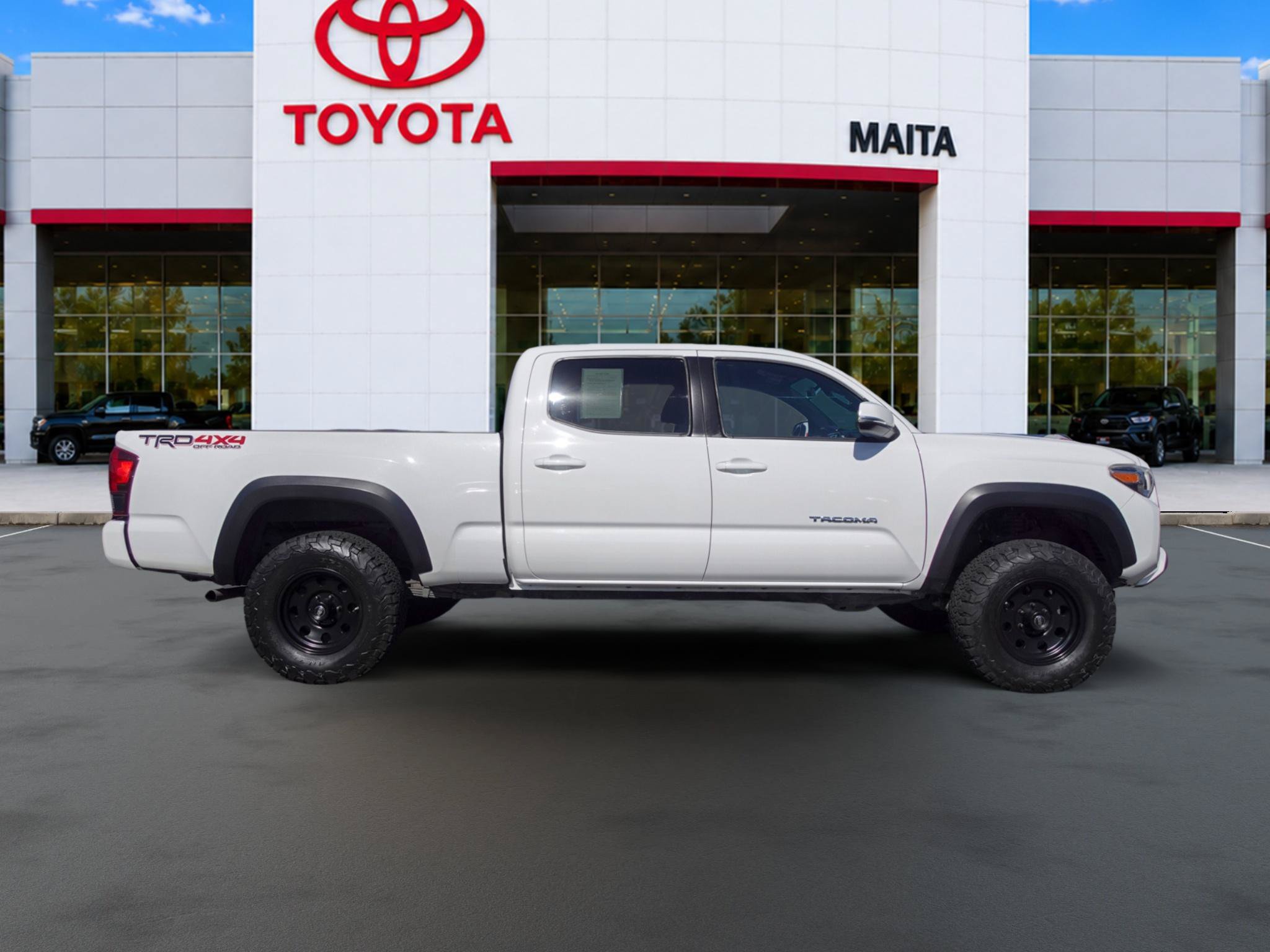 Used 2018 Toyota Tacoma TRD Off-Road w/ Technology Package AWD/4WD image 2