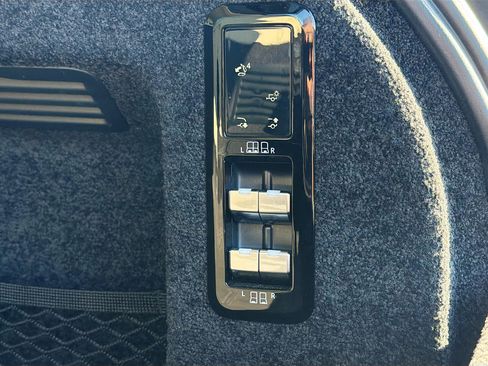 Used 2024 Land Rover Range Rover Long Wheelbase SE image 13