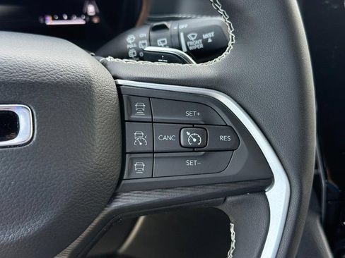 Used 2024 Jeep Grand Cherokee Laredo w/ Luxury Tech Group I AWD/4WD image 15