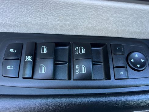 Used 2023 Chrysler Voyager LX image 11