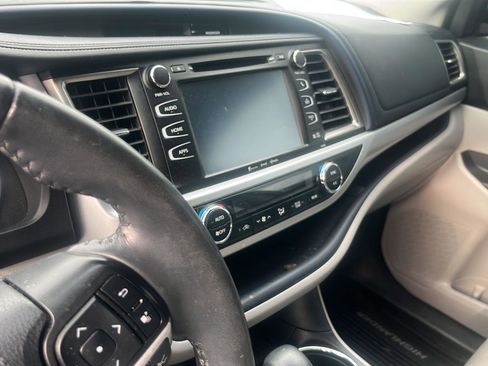 Used 2019 Toyota Highlander XLE FWD image 9
