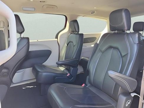 Used 2023 Chrysler Pacifica Touring-L FWD image 9