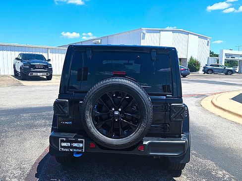 Used 2022 Jeep Wrangler Unlimited Sahara w/ Cold Weather Group AWD/4WD image 5