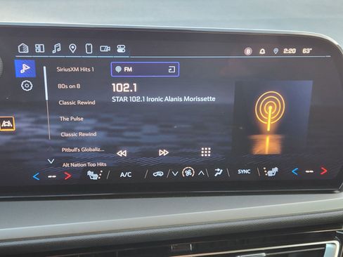 Used 2024 Chevrolet Traverse LT w/ Midnight/Sport Edition image 18