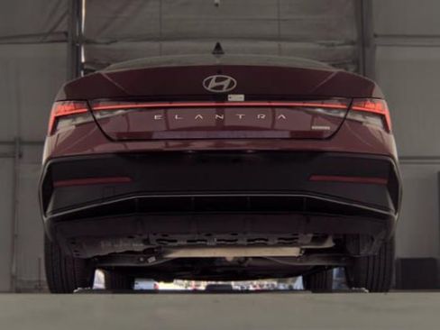 Used 2025 Hyundai Elantra Hybrid FWD image 7