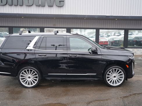 Used 2022 Cadillac Escalade Luxury image 4