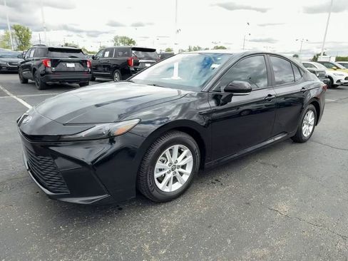Used 2025 Toyota Camry LE FWD image 4