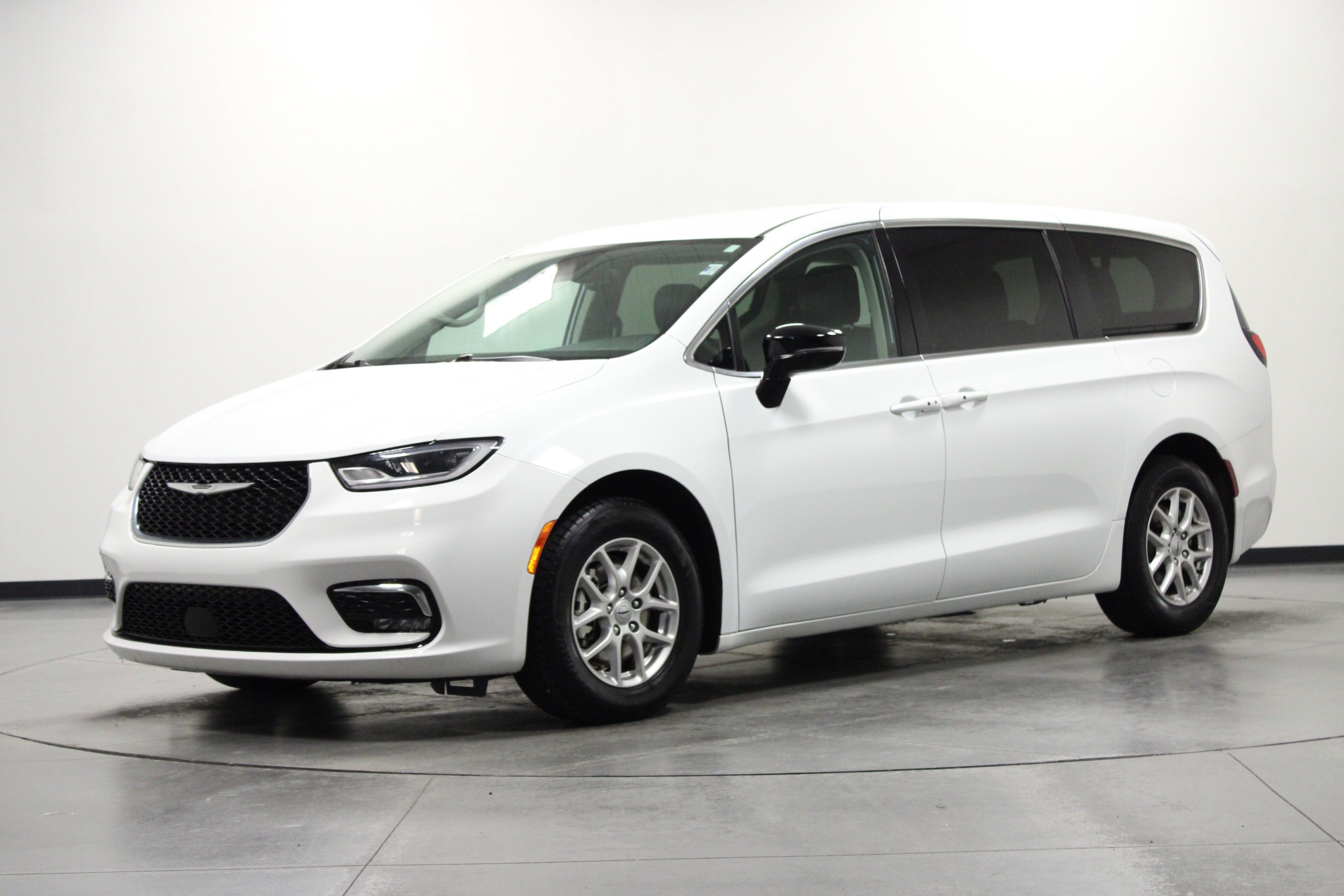 Used 2024 Chrysler Pacifica Touring-L FWD image 8