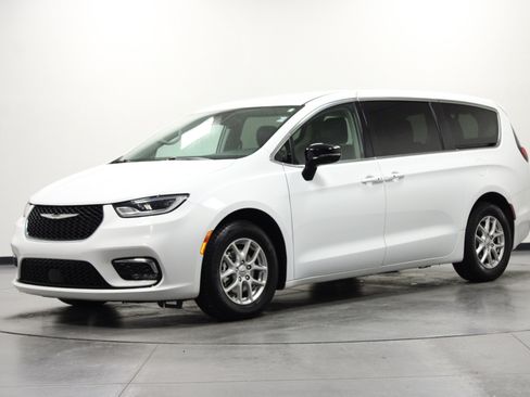 Used 2024 Chrysler Pacifica Touring-L FWD image 8