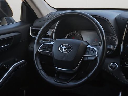 Used 2023 Toyota Highlander XLE AWD/4WD image 19