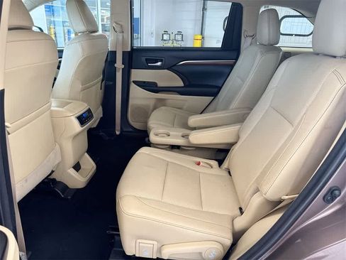 Used 2018 Toyota Highlander Limited image 21