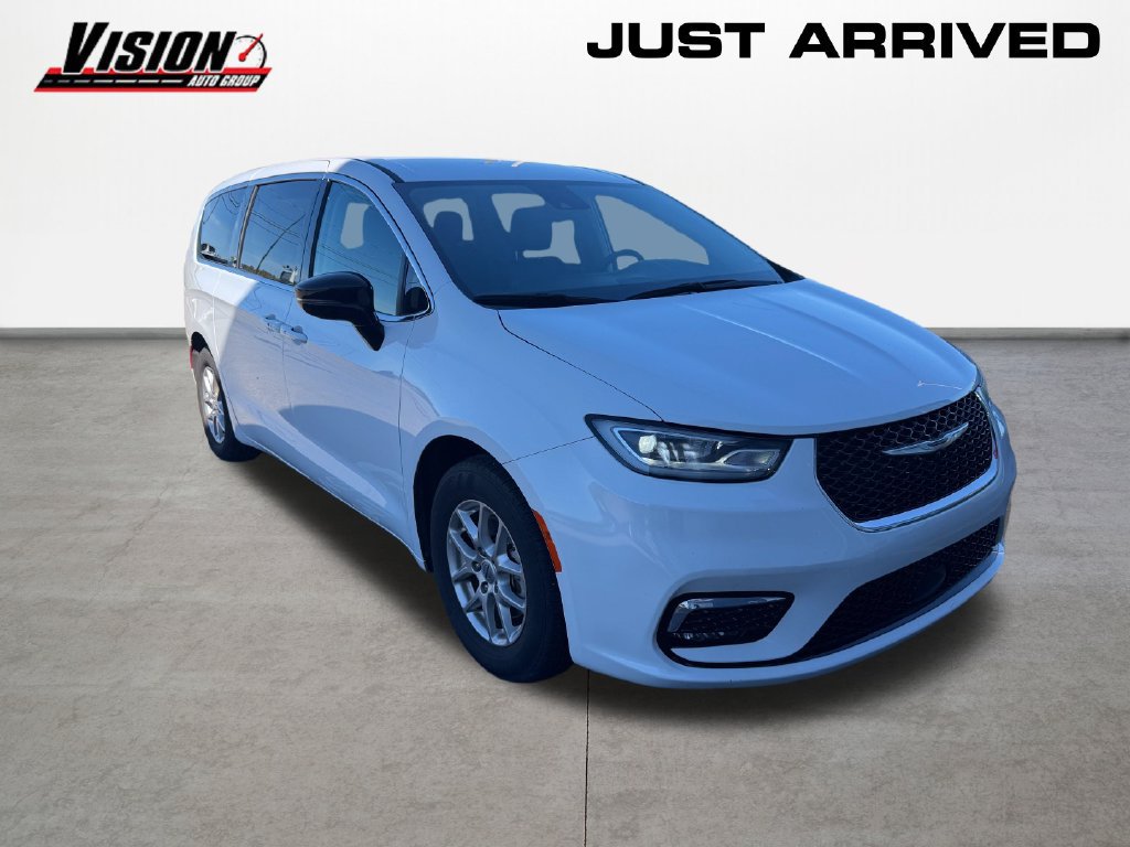 Used 2024 Chrysler Pacifica Touring-L FWD image 3