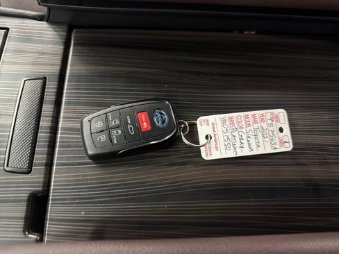 Certified 2021 Toyota Sienna Platinum image 32