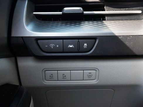 Used 2023 Kia Carnival LX FWD image 38