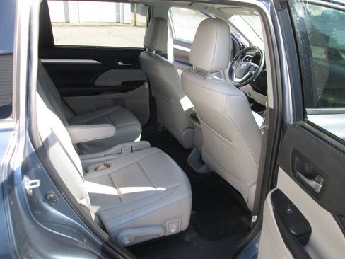 Used 2019 Toyota Highlander XLE AWD/4WD image 19
