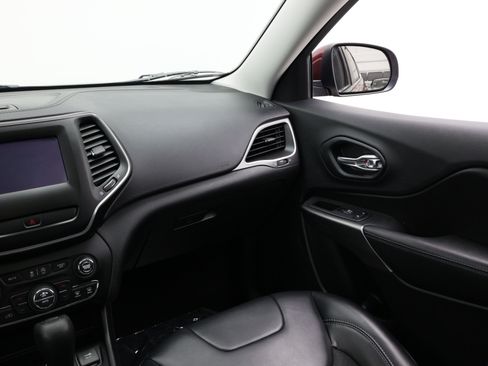 Used 2019 Jeep Cherokee Latitude Plus w/ Comfort/Convenience Group FWD image 45