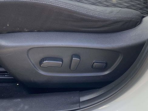 Used 2018 Nissan Rogue SV image 16