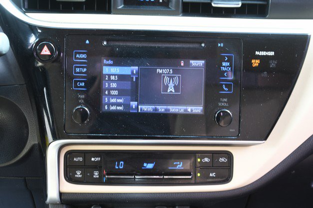 Used 2017 Toyota Corolla LE w/ Carpet Mat Package (TMS) FWD image 19