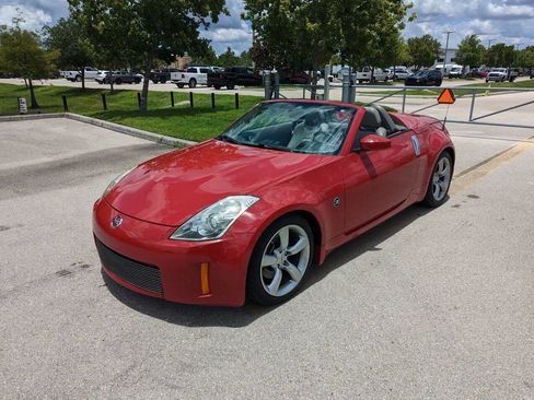Used 2007 Nissan 350Z Touring image 2