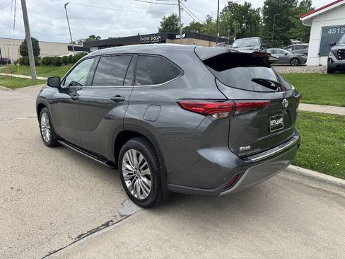 Used 2023 Toyota Highlander Platinum AWD/4WD image 3