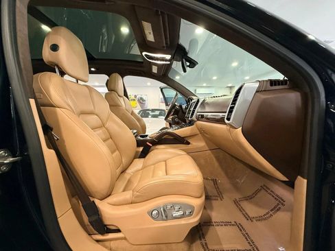 Used 2015 Porsche Cayenne Turbo w/ Premium Package AWD/4WD image 19