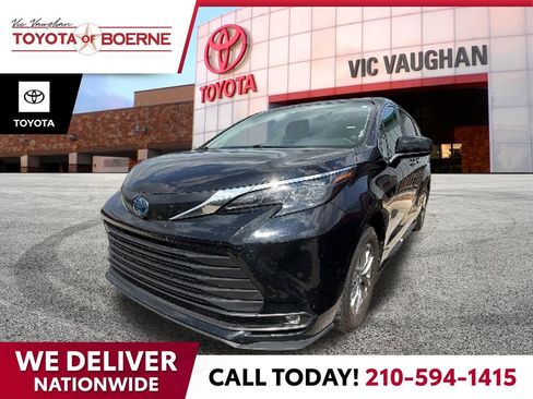 Used 2025 Toyota Sienna XLE image 1