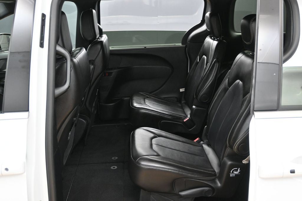 Used 2025 Chrysler Pacifica Select FWD image 23
