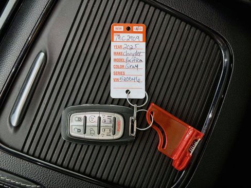 Used 2025 Chrysler Pacifica Limited FWD image 4